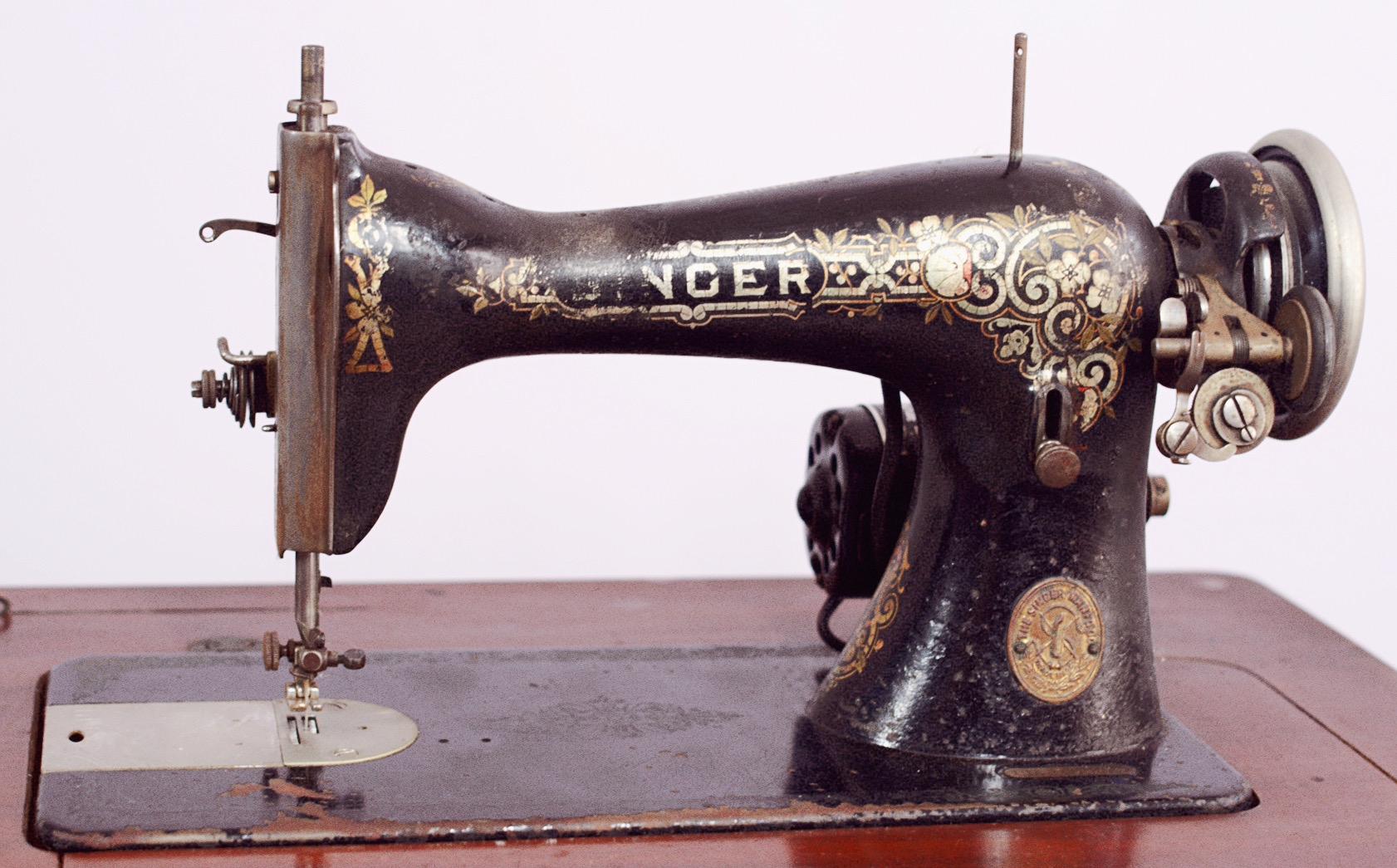 An antique Singer 15 sewing machine.